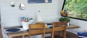 Casa flotante en Grand River en lote arbolado privado