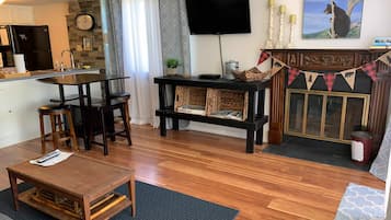 Smart-tv, eldstad och dvd-spelare