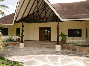 Property grounds - 6 bedroom palatial private house (Malindi)