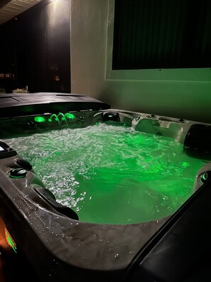 Indoor spa tub - Amazing amenities!  Bring your jet skis, directly on the water!  5 star (Miramar Beach)