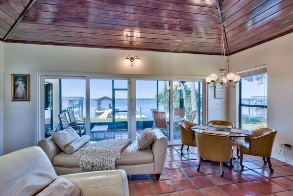 Smart TV, chimenea, libros y estéreo 