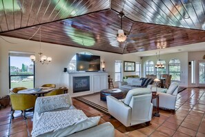 Smart TV, fireplace, books, stereo - Amazing amenities!  Bring your jet skis, directly on the water!  5 star (Miramar Beach)
