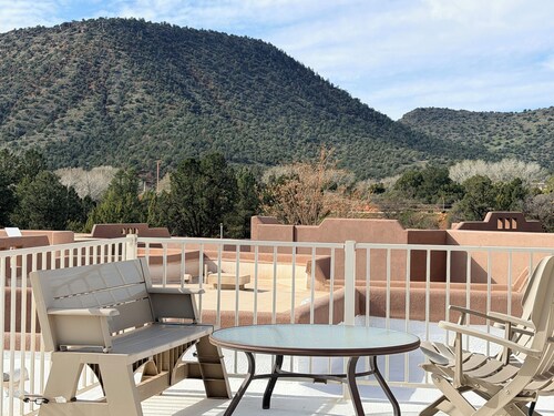 Stargaze or Yoga on Roof Deck, Excellent Location, Family and Pet Friendly!