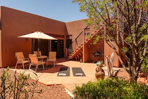 A patio area with outdoor seating, a staircase, and a tree. - 🌄 Sedona Rooftop Retreat | 360° Views + Walkable (Sedona)