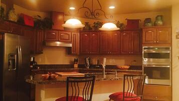 Kjøleskap, mikrobølgeovn, ovn og kokeplater