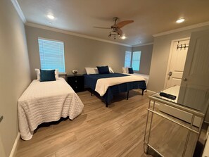 4 habitaciones, escritorio, tabla de planchar con plancha y wifi