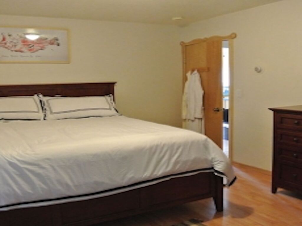 Glacier views, waterfront property on Haines dramatic Mud Bay Road