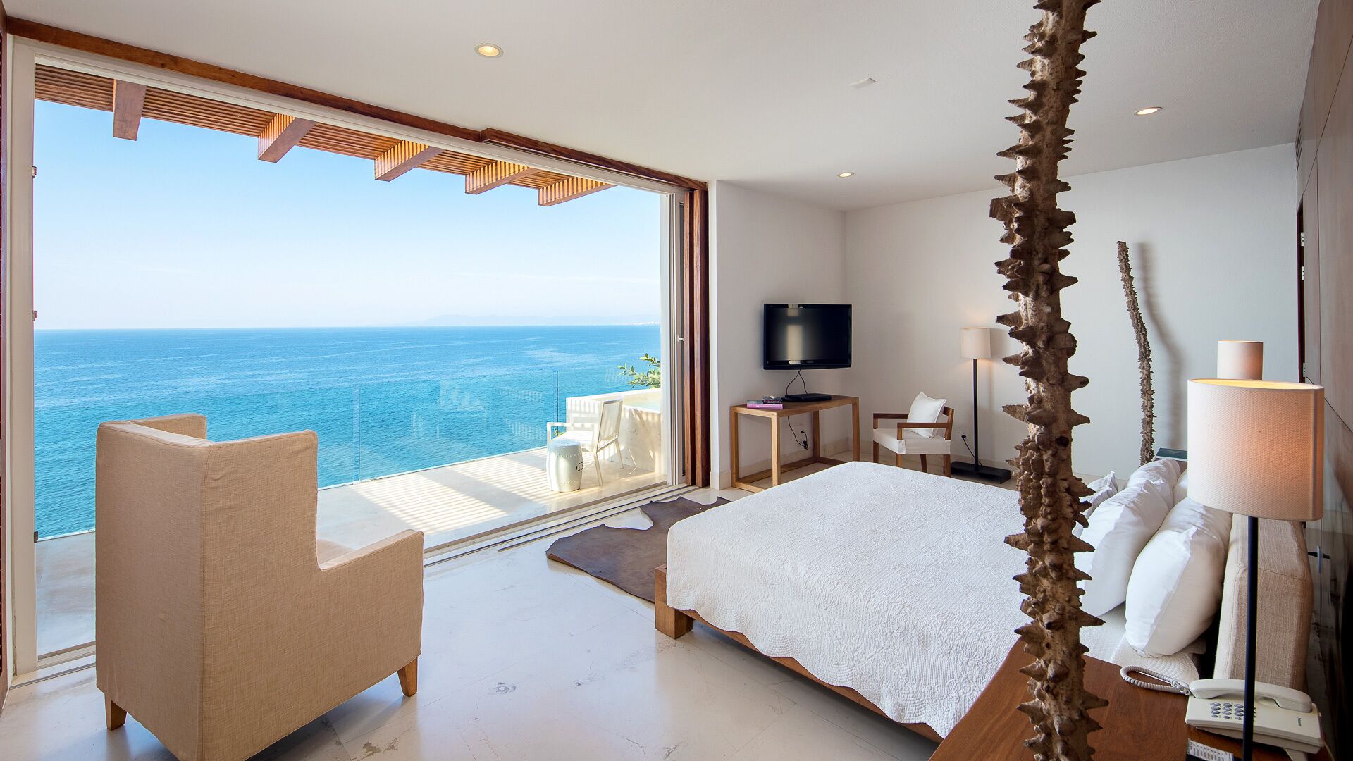 MODERN AND LUXURY OCEANFRONT VILLA