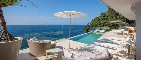 Een verwarmd zwembad