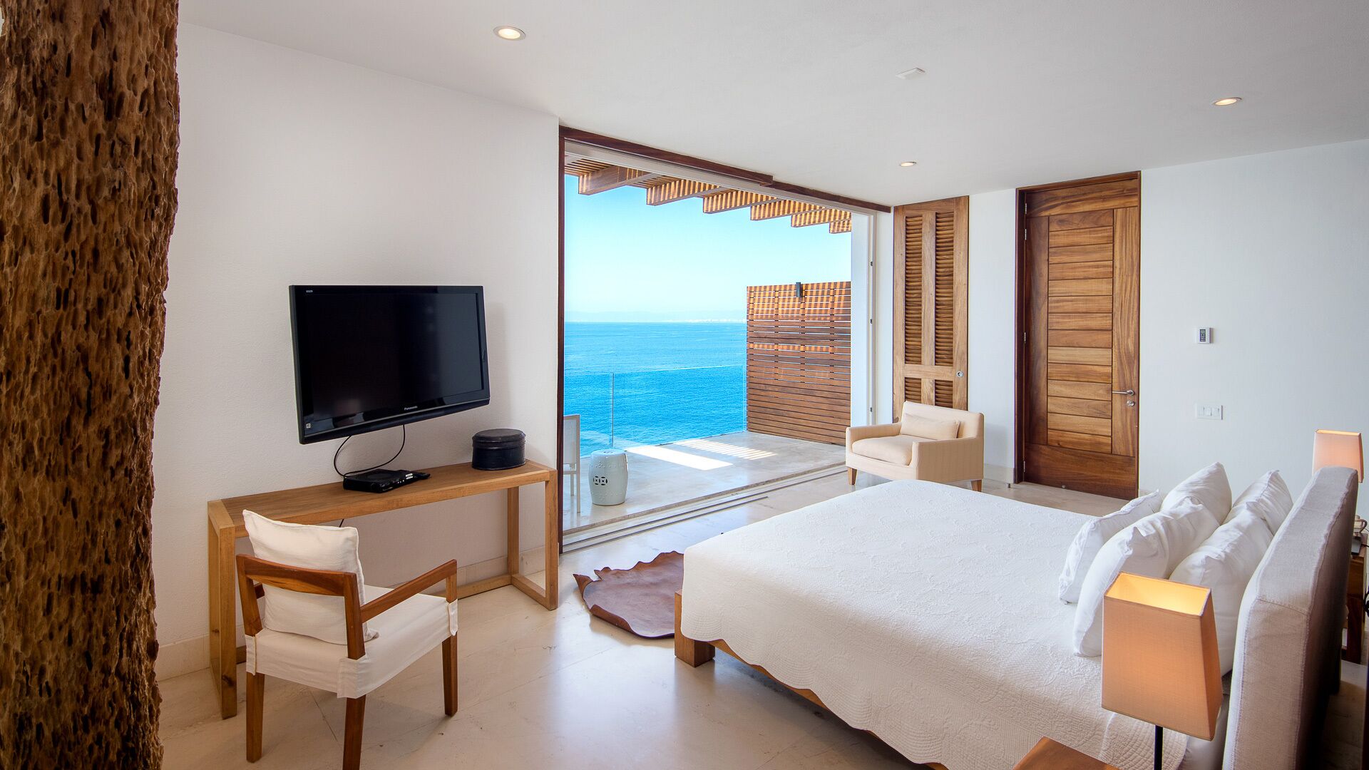 MODERN AND LUXURY OCEANFRONT VILLA