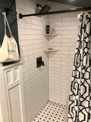 Badewanne, Haartrockner, Hausschuhe, Handtücher