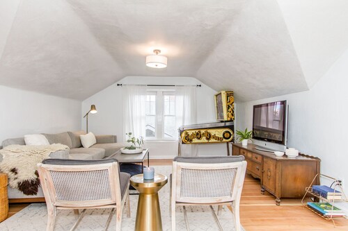 Newly Remodeled Bungalow One Bedroom One Bath