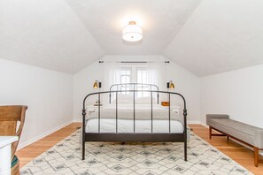 1 bedroom, desk, travel cot, WiFi - Newly Remodeled Bungalow One Bedroom One Bath (Boise)