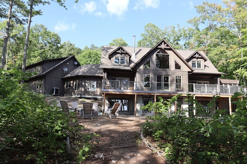 Luxurious log cottage with 600-feet of waterfront, 90 Acres. 