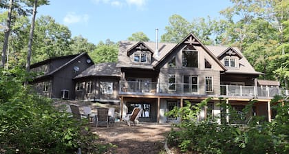 Luxurious log cottage with 600-feet of waterfront, 90 Acres.