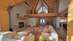 Una Smart TV, una chimenea, videojuegos, un reproductor de DVD