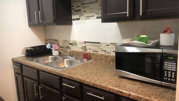 Réfrigérateur, micro-ondes, plaque de cuisson, cafetiÚre/bouilloire