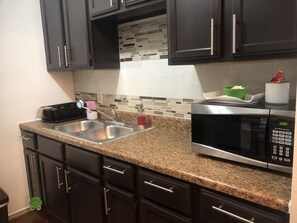 Kylskåp, mikrovågsugn, spishäll och kaffe- och tebryggare