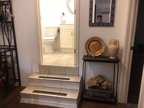 Ensemble douche/baignoire, sèche-cheveux, serviettes fournies, savon