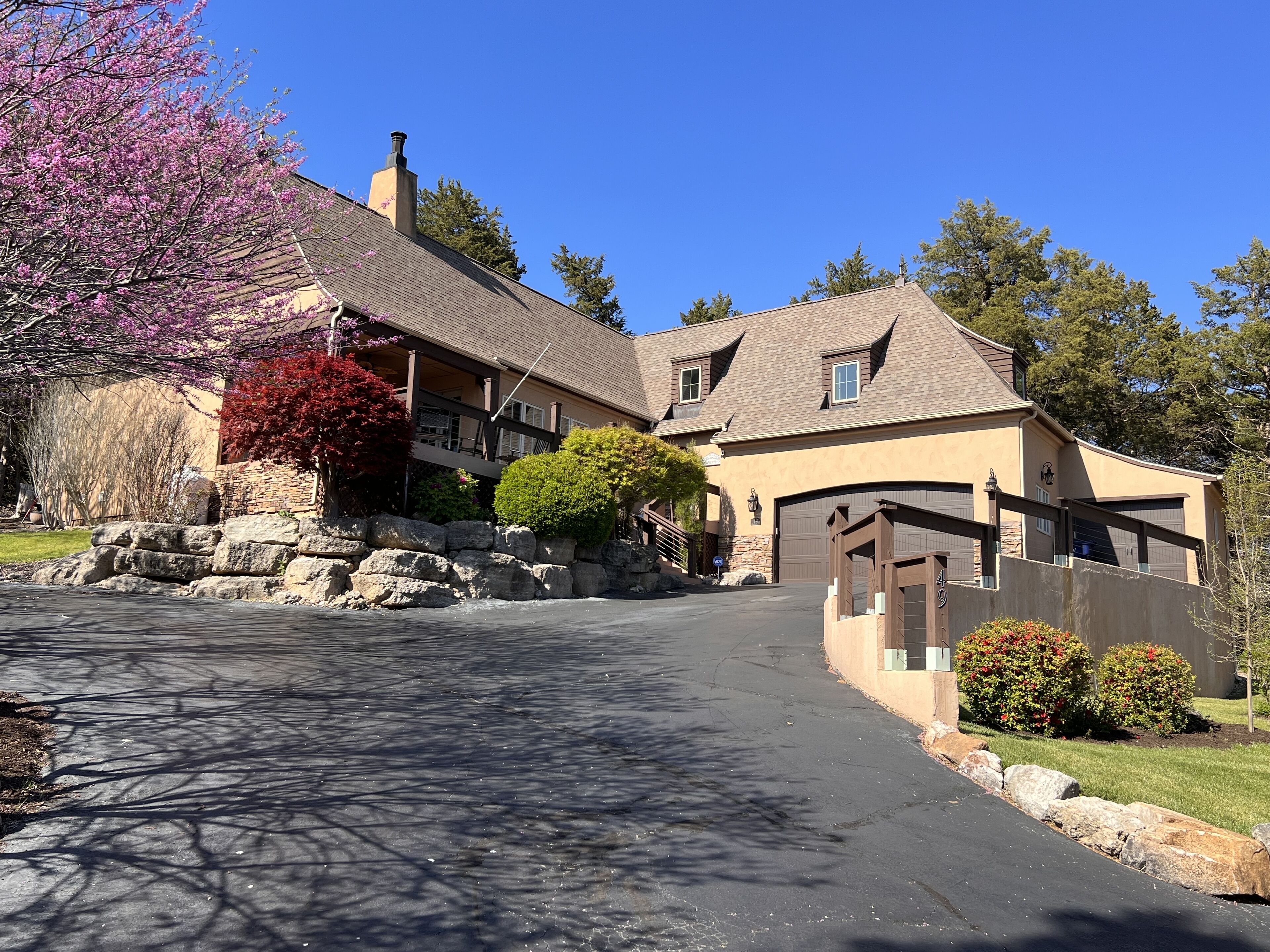   Home in Old Kinderhook - Lake of The Ozark / Walking distance to EVERYTHING