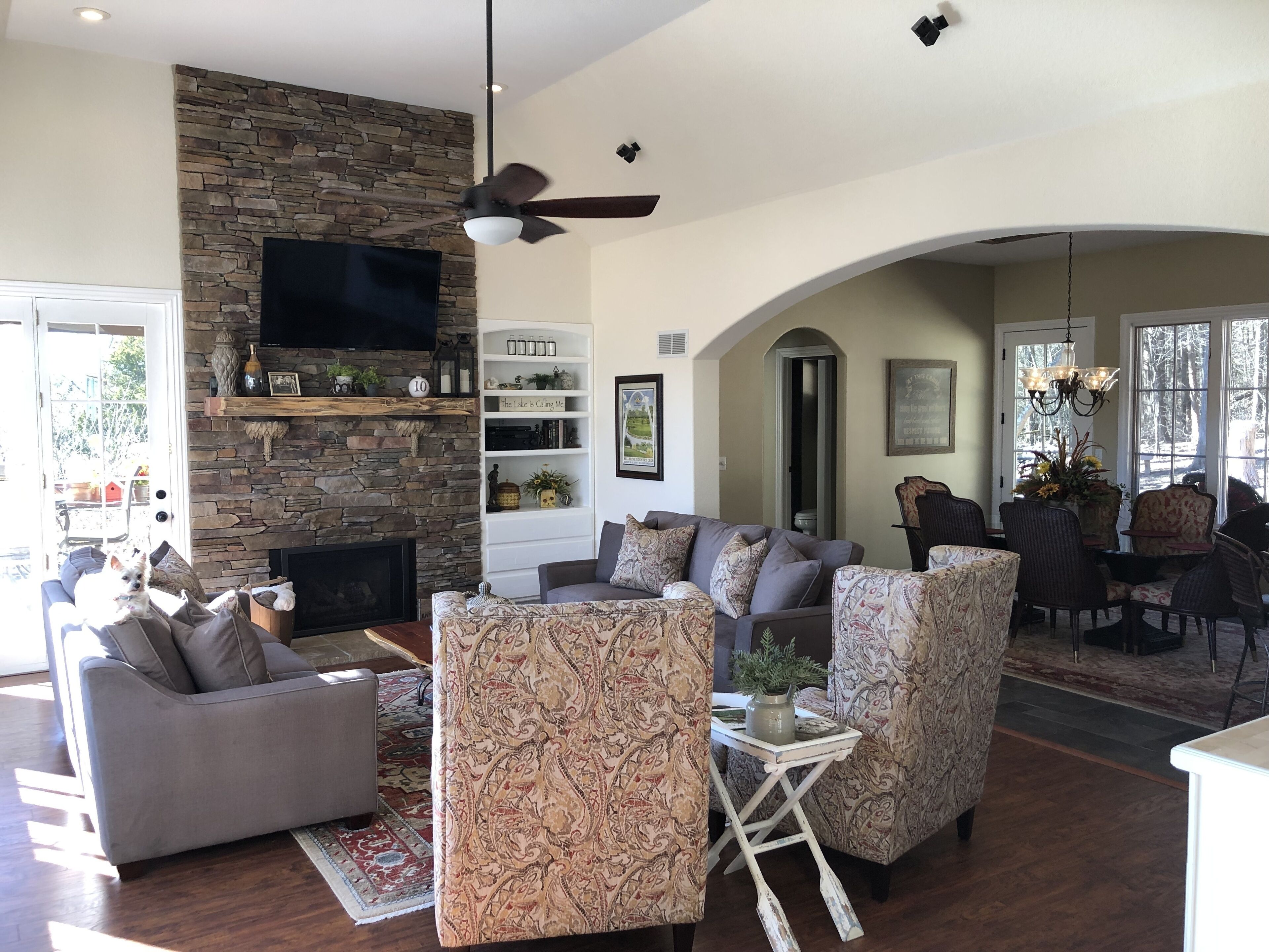   Home in Old Kinderhook - Lake of The Ozark / Walking distance to EVERYTHING