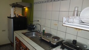 Kjøleskap, mikrobølgeovn, kaffetrakter/tekoker og brødrister