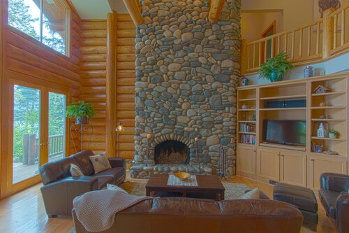 Spacious Lakefront Log Cabin w/ boat slip