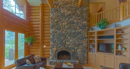 Spacious Lakefront Log Cabin w/ boat slip