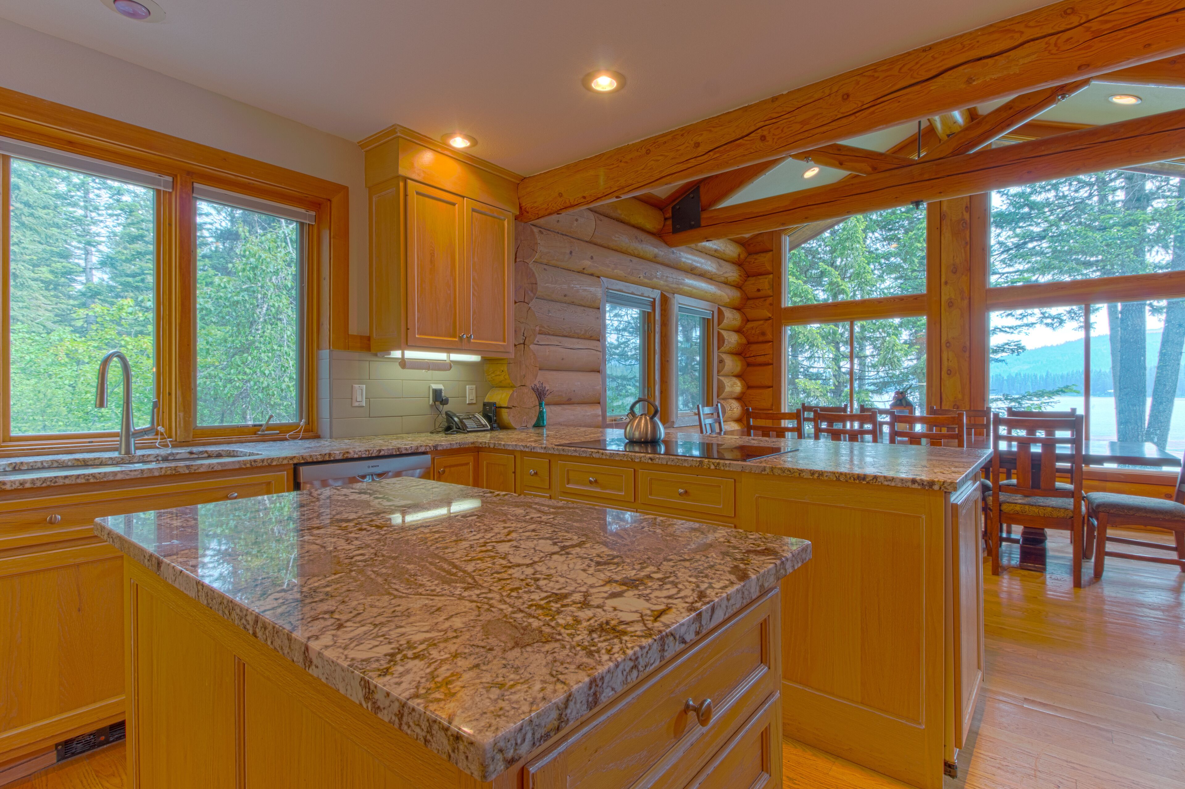 LAKEFRONT LOG CABIN WITH BEACH ACCESS AND BOAT SLIP