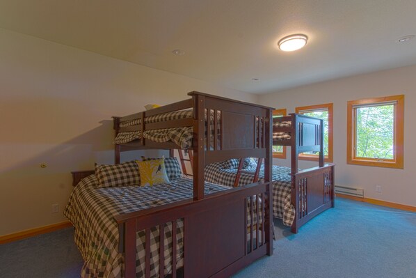 5 bedrooms, desk, iron/ironing board, travel cot
