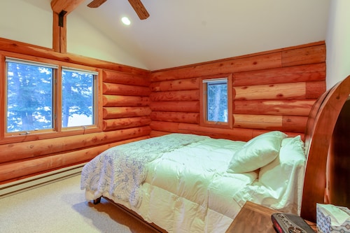 LAKEFRONT LOG CABIN WITH BEACH ACCESS AND BOAT SLIP