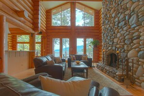 Smart TV, fireplace, video games, books - Spacious Lakefront Log Cabin w/ boat slip (Mccall)