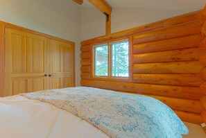 5 bedrooms, desk, iron/ironing board, travel crib - Spacious Lakefront Log Cabin w/ boat slip (Mccall)
