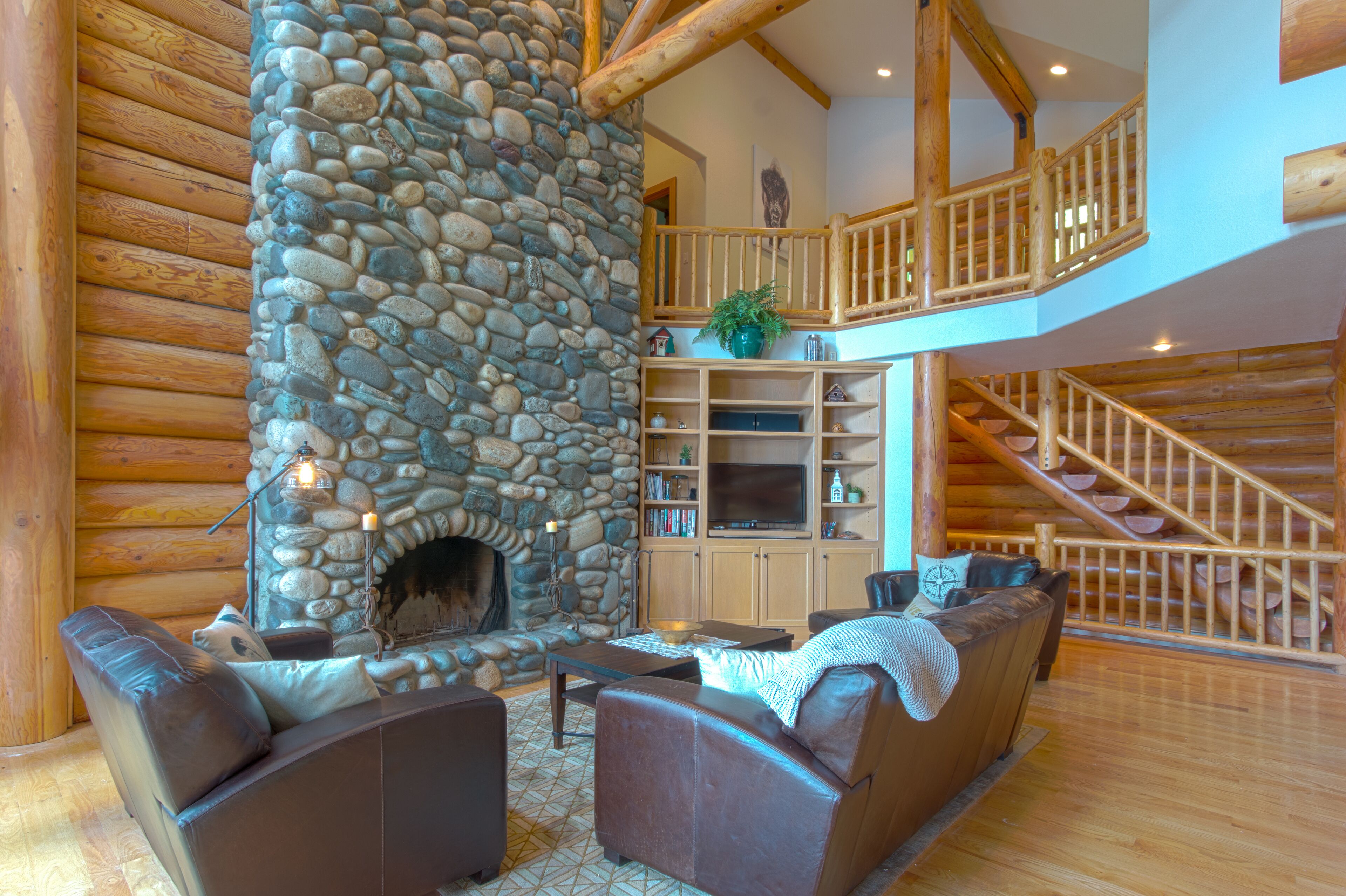 LAKEFRONT LOG CABIN WITH BEACH ACCESS AND BOAT SLIP