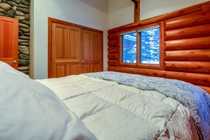 5 bedrooms, desk, iron/ironing board, travel crib
