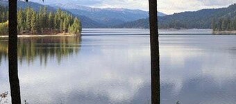 LAKEFRONT LOG CABIN WITH BEACH ACCESS AND BOAT SLIP
