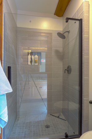 Dusche, Haartrockner, Handtücher