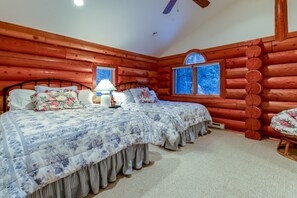 5 bedrooms, desk, iron/ironing board, travel crib - Spacious Lakefront Log Cabin w/ boat slip (Mccall)
