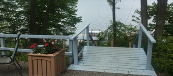 Gorgeous cabin for on lakefront property!