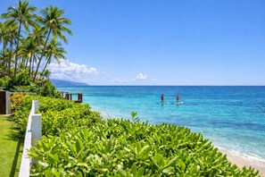 Sulla spiaggia, lettini da mare, teli da spiaggia