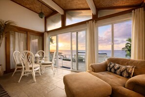 Télévision, lecteur de DVD, livres, chaîne hi-fi