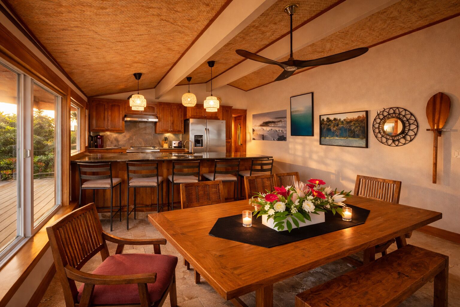 Une cuisine avec des meubles en bois, un îlot central et un coin repas avec une table dressée pour quatre personnes.