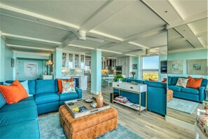 Smart TV, books - Incomparable Beach, Bay & Channel Views (Galveston)