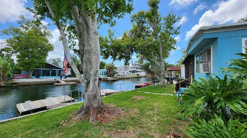 Home on canal near Rogers Park, 2 docks, water access to the Gulf, sleeps 10