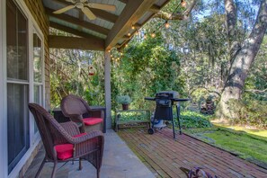 Terrace/patio - Old Town Bluffton Bungalow Condo in Tidal Cove (Bluffton)