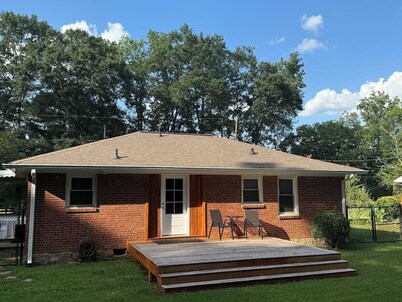 Perfect location!! Amazing view! Country serenity & mins to ATL and FIFA events!