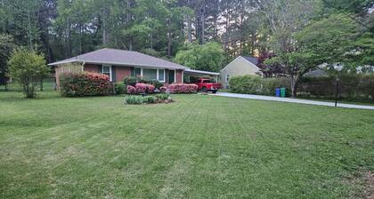 Perfect location!! Amazing view! Country serenity & mins to ATL and FIFA events!