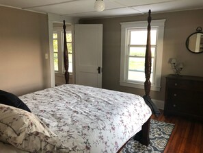 5 bedrooms, desk, iron/ironing board, free WiFi