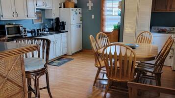 Køleskab, mikrobølgeovn, ovn, kogeplade