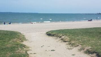 Ranta lähistöllä, rantapyyhkeitä